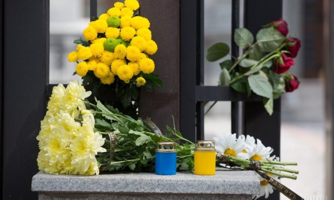 Жуткое убийство в Харькове: люди массово несут цветы и игрушки к месту смерти 14-летней девушки