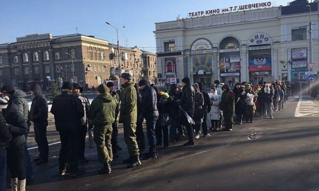 Как жители Донецка "скорбели" о Гиви под дулами автоматов 