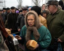 Пенсіонерка з хлібом, фото з вільних джерел