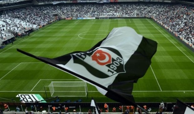 Новый стадион в Стамбуле открыли слезоточивым газом и водометами (видео)