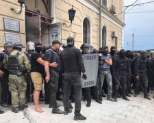 НП в одеському Медінституті: десятки копів штурмують будівлю, студенти розбігаються, перші подробиці і кадри