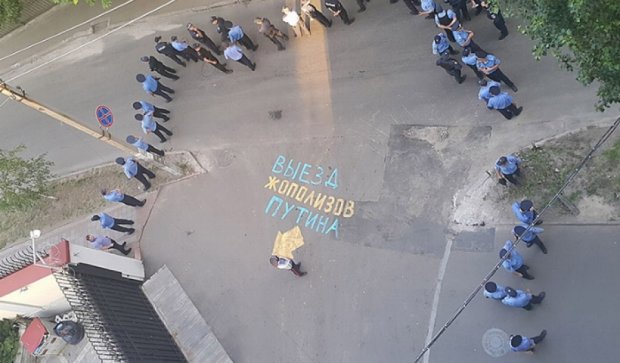 У Харкові силовики охороняють лайливий напис біля консульства Росії - фото дня