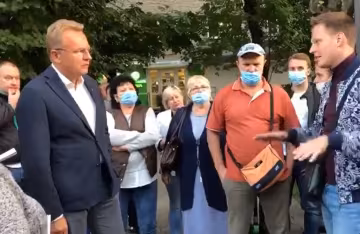 Львовяне вспомнили Садовому 14 лет в кресле: "Где детские сады?"