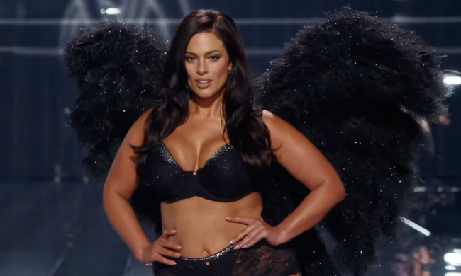 Кадр с показа Victoria's Secret 2025
