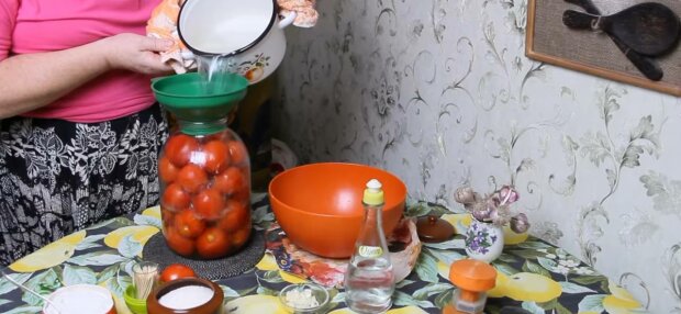 Мариновані помідори, фото: скріншот з відео