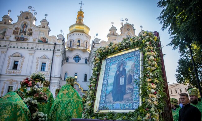 богослужіння на площі перед Успенським собором Лаври