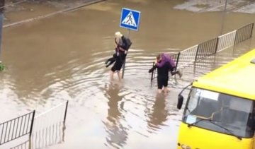 Львовские полицейские вынесли пассажиров из затопленного автобуса (видео)