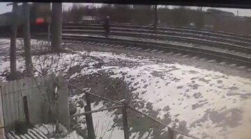 Кадр з відеo випадку на колії. Фото: Telegram