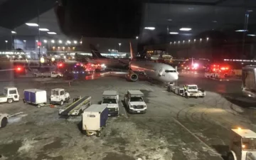 Десятки пасажирів опинилися в палаючому літаку: моторошне відео