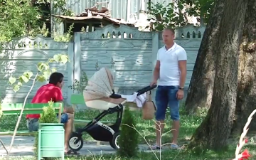Українець з дитиною. Фото: скрін youtube