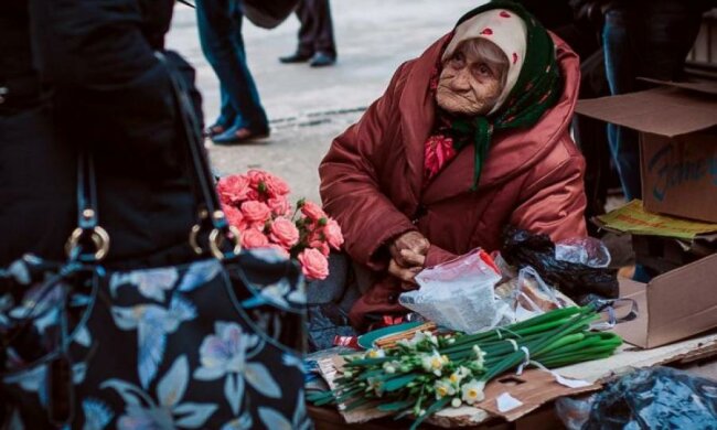 Людяність існує: небайдужі перехожі врятували вбиту горем пенсіонерку