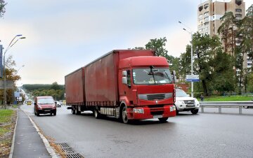 Водитель за рулем грузовика с тахографом