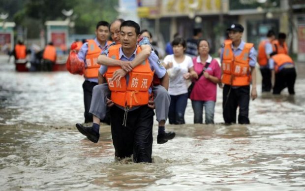 Потужна стихія в Китаї: багато жертв та постраждалих