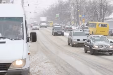Гололед заблокировал дороги в шести областях