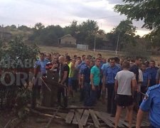 Убивство дитини на Одещині: розгнівані мешканці розтрощили домівки циган (ВІДЕО)