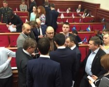 "Самопоміч" заблокувала президію Київради