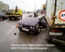 Киевлянин на BMW въехал под грузовик и мгновенно погиб