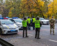Що відбувається?  На в'їздах до Києва масово зупиняють транспорт