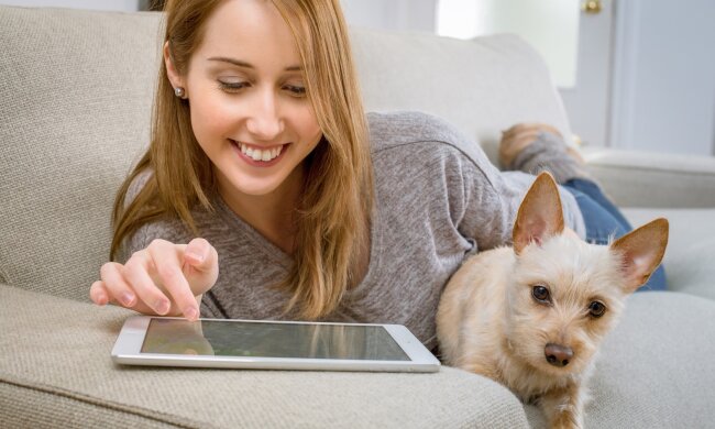 девушка с собакой, фото Pxhere