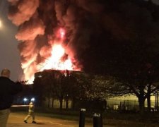 Около Лондона произошла серия взрывов и пожар (фото, видео)