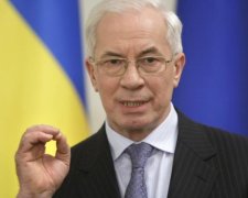 Азаров пожаловался, что даже Гитлер не запрещал Одноклассники и ВКонтакте