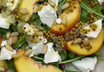 Салат с сыром и персиками, кадр из видео