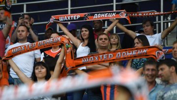Ультрас "Шахтера" демонстративно превратили российский флаг в мусор: "Гори-гори ясно"