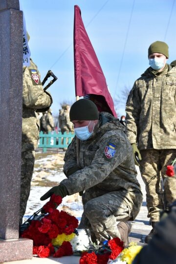 на горе Карачун почтили память украинских добровольцев, фото: штаб ООС