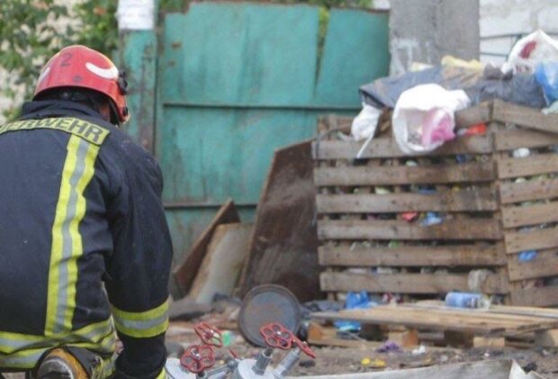 У Києві палають склади під аеропортом "Жуляни", рятувальники приросли до шлангів - літаки в диму