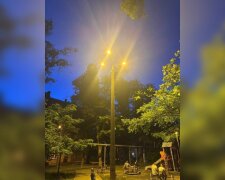 Вуличний ліхтар біля дитячого майданчика в Дніпрі