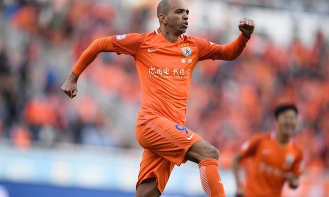 В Китае футболист во время гимна почесал лысину и его "казнили": видео