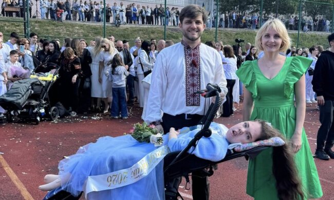 Выпускница со СМА на инвалидной коляске танцует вальс во Львове