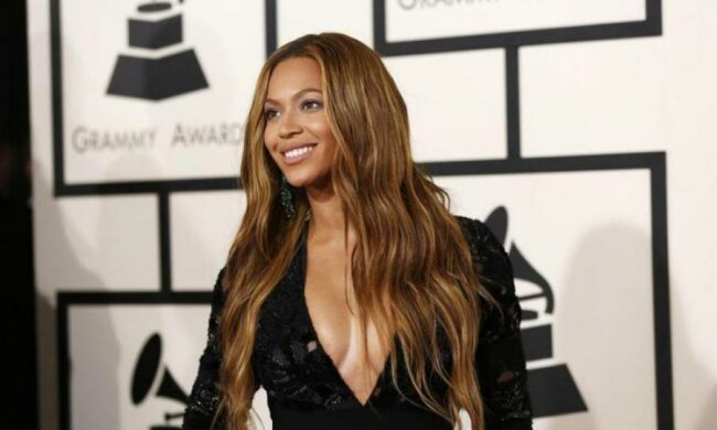 Оце мамочка! Поп-зірка показала розкішні форми в зухвалих міні-шортах