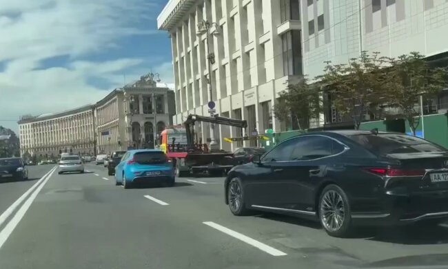 Эвакуатор забирает машину / фото: Telegram