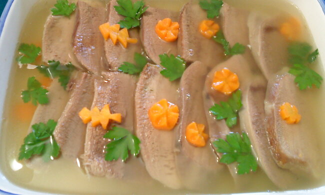 Заливне зі свинячого язика: рецепт страви, яка доповнить будь-який стіл