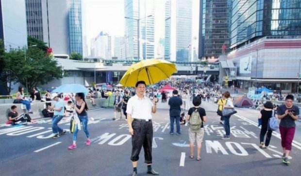 Жителі Гонконгу з жовтими парасольками вимагають демократичних виборів