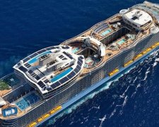 Найбільший круїзний лайнер "Гармонія морів" спустили на воду (фото)