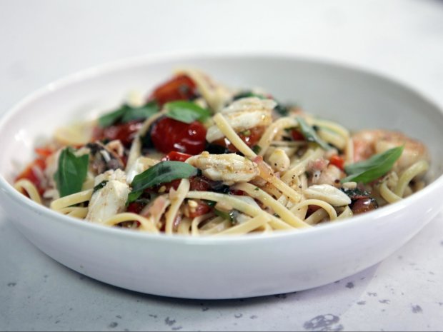 смачний рецепт спагетті з морепродуктами і помідорами черрі