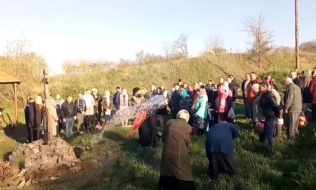 Священик / скріншот з відео