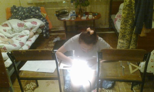 Молодых днепрян подселили к тараканам: студенческий "рай" показали одним видео