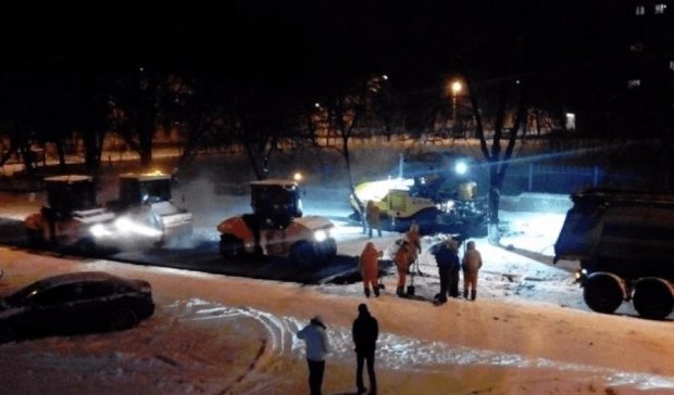 Полтавські ремонтники уклали асфальт на сніг (фото, відео)