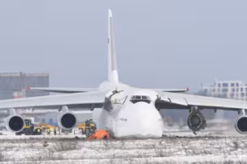 Аварійна посадка АН-124, фото: Ріа Новини