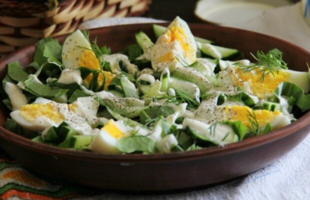 Не мучіться питаннями, коли вже весна: приготуйте цей легкий салат із яйцем, шпинатом та щавлем