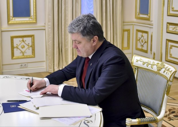 Порошенко подписал закон об украинской земле