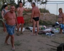 Пьяное "быдло" испакостило крымские пляжи и побило женщину
