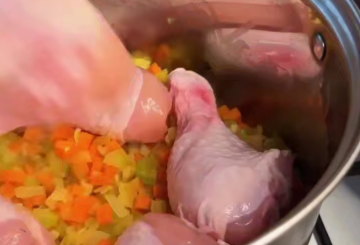 Куриный овощной суп, кадр из видео