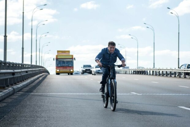 "Обещал ездить на велосипеде": кортеж Зеленского шокировал украинцев, видео