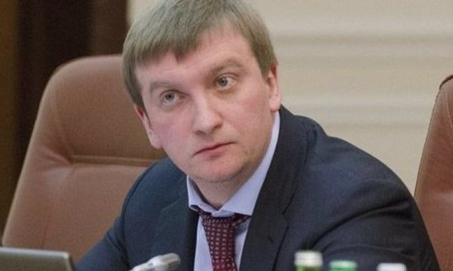 Петренко поплакався через зарплати міністрів