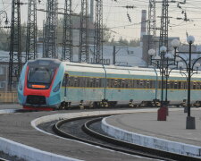 Львів'ян запроторять у три вагони, це вже не смішно: Укрзалізниця "видала" черговий перл