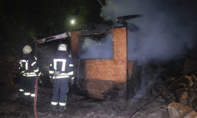 Троєщина у вогні: у Києві палає спальний район, рятувальники і медики підняті за тривогою
